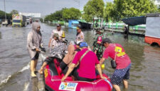 Banjir di Jalan Pantura Kaligawe, Kecamatan Genuk, Kota Semarang, Jawa Tengah, masih belum surut hingga Sabtu (25/10/2025). Foto: Dok.  Polsek Genuk