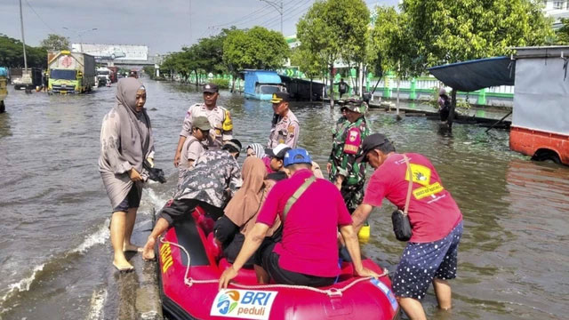 Banjir di Jalan Pantura Kaligawe, Kecamatan Genuk, Kota Semarang, Jawa Tengah, masih belum surut hingga Sabtu (25/10/2025). Foto: Dok.  Polsek Genuk