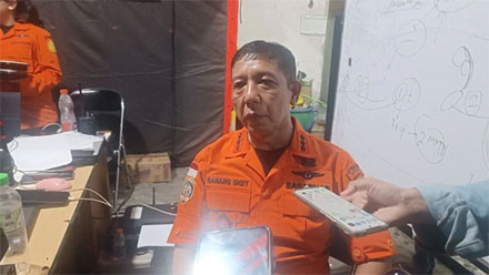 Kepala Kantor SAR Surabaya, Nanang Sigit, di Ponpes Al-Khoziny, Selasa (30/9/2025)  Foto: Farusma Okta Verdian/kumparan
