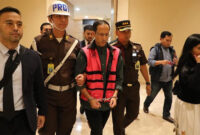 Mantan Menteri Pendidikan, Kebudayaan, Riset dan Teknologi (Mendikbudristek) 2019-2024 Nadiem Makarim (tengah). (Dok. Kejagung)
