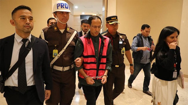 Mantan Menteri Pendidikan, Kebudayaan, Riset dan Teknologi (Mendikbudristek) 2019-2024 Nadiem Makarim (tengah). (Dok. Kejagung)
