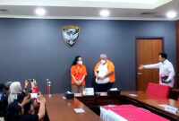 Dua tersangka kasus korupsi PT PSR hadir di Bareskrim Polri, Selasa (21/10/2025). Foto: Rachmadi Rasyad/kumparan