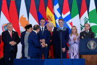 Presiden Amerika Serikat Donald Trump berjabat tangan dengan Presiden Republik Indonesia Prabowo Subianto saat KTT Perdamaian Gaza yang digelar di Mesir Senin (13/10) waktu setempat. Foto: Muchlis Jr/Biro Pers Sekretariat Presiden
