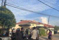 PENEMUAN MAYAT - Warga Kelurahan Pematang Sulur, Kecamatan Telanaipura, Kota Jambi, digegerkan dengan penemuan mayat laki-laki di dalam salah satu rumah, Selasa (20/5/2025).