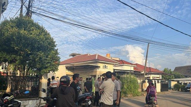 PENEMUAN MAYAT - Warga Kelurahan Pematang Sulur, Kecamatan Telanaipura, Kota Jambi, digegerkan dengan penemuan mayat laki-laki di dalam salah satu rumah, Selasa (20/5/2025).
