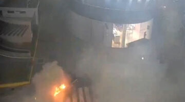 Api membubung dari sebuah kendaraan yang meledak di luar sebuah pusat perbelanjaan di Guayaquil, Ekuador, Selasa (14/10/2025). Foto: ECU 911/HO via REUTERS
