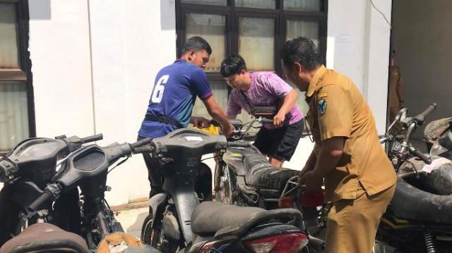 LELANG ASET - Pemkab Batang Hari, Jambi berhasil mencapai kesuksesan dalam pelaksanaan lelang barang milik daerah tahun ini. 
Artikel ini telah tayang di TribunJambi.com dengan judul Lelang Aset Daerah Batang Hari Jambi Capai Rp840 Juta, 50 Unit Terjual, https://jambi.tribunnews.com/jambi/1179491/lelang-aset-daerah-batang-hari-jambi-capai-rp840-juta-50-unit-terjual.
Penulis: Khusnul Khotimah | Editor: Nurlailis