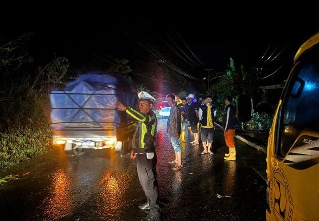 foto kejadian longsong jalan lintas kerinci - bangko
foto. dok: istimewa