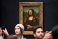 Wisatawan berfoto di depan lukisan Mona Lisa di Paris.