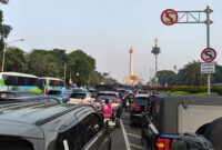Arus lalu lintas sekitar Monas jelang Upacara HUT ke-80 TNI, Minggu (5/10).  Foto: Jonathan Devin/kumparan
