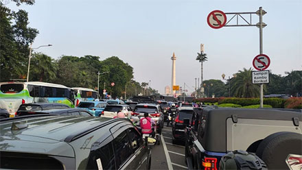 Arus lalu lintas sekitar Monas jelang Upacara HUT ke-80 TNI, Minggu (5/10).  Foto: Jonathan Devin/kumparan
