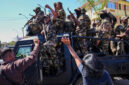 Para tentara disambut oleh warga yang berkumpul untuk upacara penghormatan kepada para demonstran yang tewas dalam protes anti-pemerintah di pusat kota Antananarivo, Madagaskar, Minggu (12/10/2025). Foto: Alexander Joe/AP PHOTO
