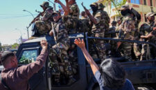Para tentara disambut oleh warga yang berkumpul untuk upacara penghormatan kepada para demonstran yang tewas dalam protes anti-pemerintah di pusat kota Antananarivo, Madagaskar, Minggu (12/10/2025). Foto: Alexander Joe/AP PHOTO
