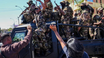 Para tentara disambut oleh warga yang berkumpul untuk upacara penghormatan kepada para demonstran yang tewas dalam protes anti-pemerintah di pusat kota Antananarivo, Madagaskar, Minggu (12/10/2025). Foto: Alexander Joe/AP PHOTO
