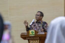 Menteri Koordinator Bidang Politik, Hukum dan Keamanan (Menkopolhukam) periode 2019-2024 Prof Mahfud Md memberikan kuliah umum di Universitas Andalas, Sumatera Barat, Jumat (26/9/2025). 
 Foto: Muhammad Zulfikar/Antara Foto