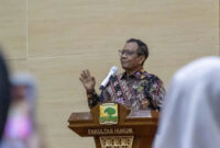 Menteri Koordinator Bidang Politik, Hukum dan Keamanan (Menkopolhukam) periode 2019-2024 Prof Mahfud Md memberikan kuliah umum di Universitas Andalas, Sumatera Barat, Jumat (26/9/2025). 
 Foto: Muhammad Zulfikar/Antara Foto
