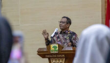 Menteri Koordinator Bidang Politik, Hukum dan Keamanan (Menkopolhukam) periode 2019-2024 Prof Mahfud Md memberikan kuliah umum di Universitas Andalas, Sumatera Barat, Jumat (26/9/2025). 
 Foto: Muhammad Zulfikar/Antara Foto