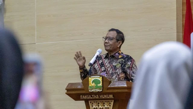 Menteri Koordinator Bidang Politik, Hukum dan Keamanan (Menkopolhukam) periode 2019-2024 Prof Mahfud Md memberikan kuliah umum di Universitas Andalas, Sumatera Barat, Jumat (26/9/2025). 
 Foto: Muhammad Zulfikar/Antara Foto