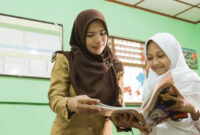 Ilustrasi Guru Mengajar di Sekolah Rakyat. Foto: Kemendikdasmen