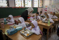 Orang tua murid yang tergabung dalam komite orang tua murid ikut serta dalam pendistribusian Makan Bergizi Gratis (MBG) di SDN Pejaten Barat 1 Pagi, Jakarta Selatan, Senin (29/9/2025).  Foto: Jamal Ramadhan/kumparan
