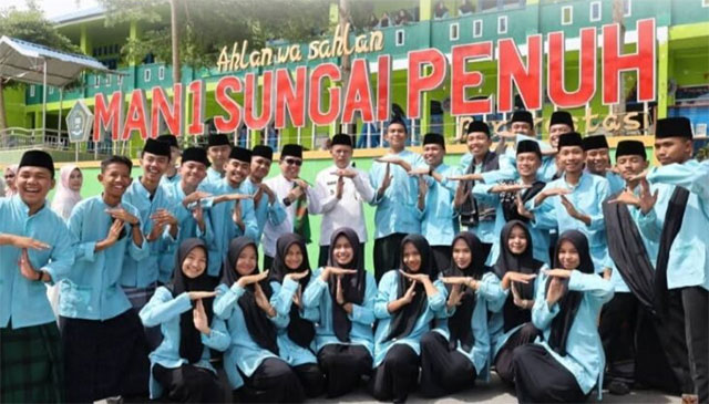 Bapak walikota berfoto bersama siswa MAN 1 Sungai Penuh
foto. dok: istimewa