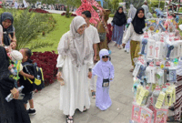 Pedagang mainan dan anak-anak di halaman Islamic Center