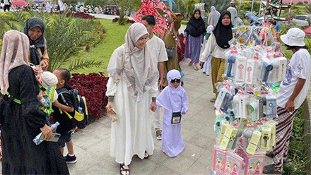 Pedagang mainan dan anak-anak di halaman Islamic Center