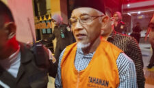 Kejaksaan Negeri Sleman menahan eks Bupati Sleman Sri Purnomo yang sebelumnya telah ditetapkan sebagai tersangka kasus korupsi Dana Hibah Pariwisata, Selasa (28/10/2025). Foto: Dok. Kejati DIY