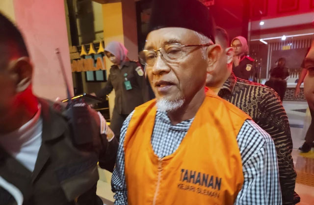 Kejaksaan Negeri Sleman menahan eks Bupati Sleman Sri Purnomo yang sebelumnya telah ditetapkan sebagai tersangka kasus korupsi Dana Hibah Pariwisata, Selasa (28/10/2025). Foto: Dok. Kejati DIY
