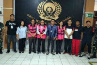 Tiga tersangka dugaan penyimpangan pengelolaan bantuan Bank Dunia untuk pembangunan gedung Fakultas Hukum di Universitas Sam Ratulangi, sebelum dibawa ke Rutan Kelas IIA Malendeng, Manado. (foto: istimewa)