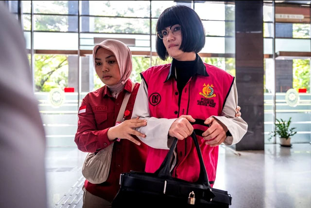Pengacara sekaligus tersangka kasus dugaan perintangan penanganan perkara Marcella Santoso menuju sidang suap majelis hakim atas vonis lepas (ontslag) dalam kasus korupsi terkait ekspor CPO di Pengadilan Tipikor, Jakarta Rabu (10/9/2025). Foto: Bayu Pratama S/ANTARA FOTO