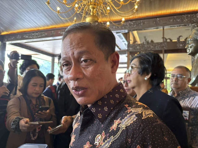 Menteri Lingkungan Hidup Hanif Faisol Nurofiq di Taman Mini Indonesia Indah, Jakarta, Senin (20/10/2025). Foto: Amira Nada Fauziyyah/kumparan