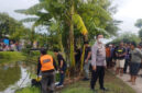 Petugas evakuasi mayat pria terlilit jaket di Sungai Gempol, Indramayu. Foto: Dok. Istimewa