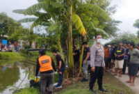 Petugas evakuasi mayat pria terlilit jaket di Sungai Gempol, Indramayu. Foto: Dok. Istimewa