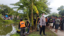 Petugas evakuasi mayat pria terlilit jaket di Sungai Gempol, Indramayu. Foto: Dok. Istimewa