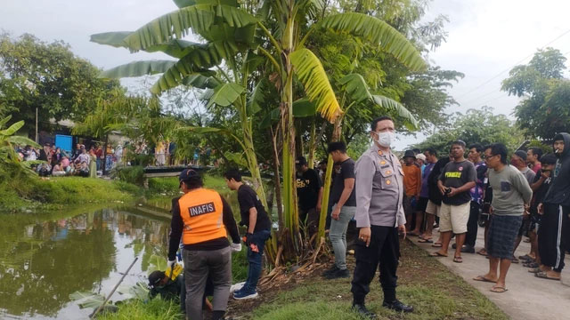 Petugas evakuasi mayat pria terlilit jaket di Sungai Gempol, Indramayu. Foto: Dok. Istimewa