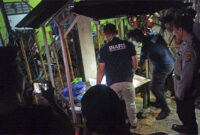 Polisi cek mayat bayi yang ditemukan dalam karung ODGJ di Kota Banjarbaru, Kalimantan Selatan, Sabtu (4/10/2025). Foto: Dok. Istimewa
