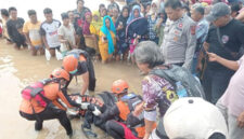 TEMUAN MAYAT - Tim SAR gabungan dari Pos SAR Bungo, BPBD Kabupaten Bungo, Polsek Bathin II Babeko, mengevakuasi mayat perempuan tanpa identitas yang ditemukan terapung di Sungai Desa Babeko, Kecamatan Bathin II Babeko, Kabupaten Bungo, pada Sabtu (26/10/2025) sekitar pukul 14.00 WIB. 
Artikel ini telah tayang di TribunJambi.com dengan judul Mayat Perempuan Tanpa Identitas Terapung di Sungai Babeko Bungo, Warga yang Kehilangan Harap Lapor, https://jambi.tribunnews.com/jambi/1180003/mayat-perempuan-tanpa-identitas-terapung-di-sungai-babeko-bungo-warga-yang-kehilangan-harap-lapor?utm_content=headline-secondary&utm_medium=widget-homepage&utm_source=jambi.tribunnews.com.
Penulis: Sopianto | Editor: asto s