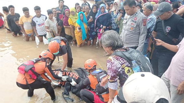 TEMUAN MAYAT - Tim SAR gabungan dari Pos SAR Bungo, BPBD Kabupaten Bungo, Polsek Bathin II Babeko, mengevakuasi mayat perempuan tanpa identitas yang ditemukan terapung di Sungai Desa Babeko, Kecamatan Bathin II Babeko, Kabupaten Bungo, pada Sabtu (26/10/2025) sekitar pukul 14.00 WIB. 
Artikel ini telah tayang di TribunJambi.com dengan judul Mayat Perempuan Tanpa Identitas Terapung di Sungai Babeko Bungo, Warga yang Kehilangan Harap Lapor, https://jambi.tribunnews.com/jambi/1180003/mayat-perempuan-tanpa-identitas-terapung-di-sungai-babeko-bungo-warga-yang-kehilangan-harap-lapor?utm_content=headline-secondary&utm_medium=widget-homepage&utm_source=jambi.tribunnews.com.
Penulis: Sopianto | Editor: asto s