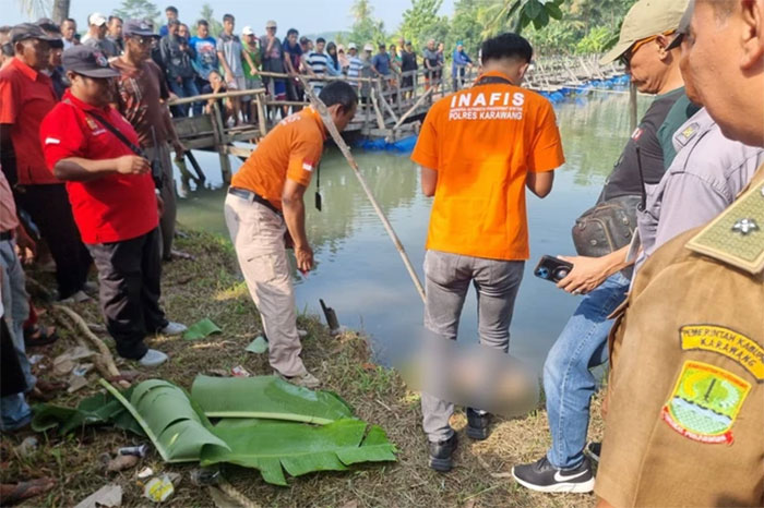 Evakuasi jenazah perempuan yang ditemukan di Sungai Citarum, Karawang, Selasa (7/10/2025). Foto: Dok. Istimewa
