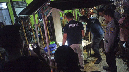 Polisi cek mayat bayi yang ditemukan dalam karung ODGJ di Kota Banjarbaru, Kalimantan Selatan, Sabtu (4/10/2025). Foto: Dok. Istimewa
