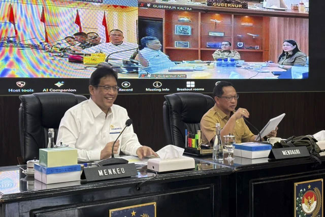 Menteri Keuangan Purbaya Yudhi Sadewa dan Mendagri Tito Karnavian rapat koordinasi pengendalian inflasi daerah di kantor Kemendagri, Jakarta, Senin (20/10/2025). Foto: Abid Raihan/kumparan