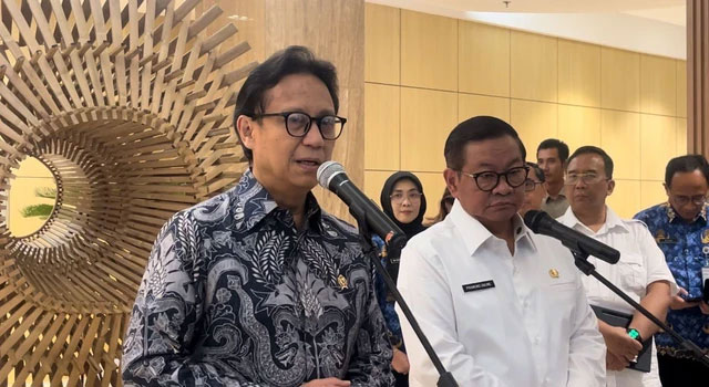 Menteri Kesehatan Budi Gunadi Sadikin dan Gubernur DKI Jakarta Pramono Anung di Kantor Kemenkes, Setiabudi, Jakarta Selatan, Selasa (28/10). Foto: Nasywa Athifah/kumparan