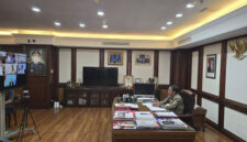 Menteri Hukum, Supratman Andi Agtas dalam pertemuan dengan seluruh duta besar dan perwakilan Republik Indonesia di luar negeri secara daring, Selasa (14/10/2025). Foto: Dok. Kemenkum
