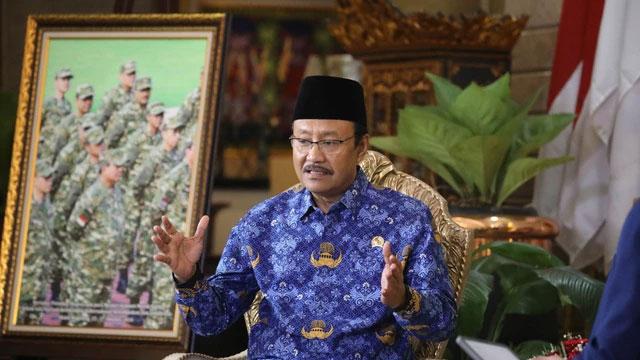 Mensos Saifullah Yusuf (Gus Ipul) membahas capaian satu tahun pemerintahan Presiden Prabowo Subianto dalam bidang kesejahteraan sosial di Jakarta, Jumat (17/10/2025). Foto: Kemensos RI