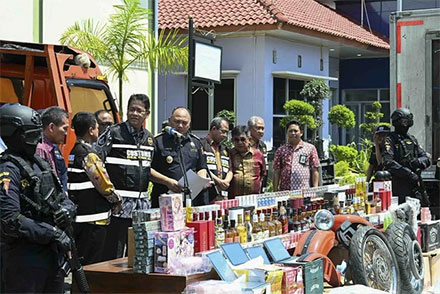 Menkeu Purbaya saat berkunjung ke wilayah Aglomerasi Pabrik Hasil Tembakau Kudus.  Foto: Instagram/ @menkeuri
