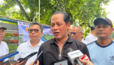 Menteri Lingkungan Hidup Hanif Faisol Nurofiq di Kantor Kementerian Lingkungan Hidup, Jatinegara, Jakarta Timur, Sabtu (27/9).  Foto: Nasywa Athifah/kumparan