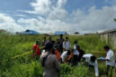 Polres Merauke mengevakuasi mayat anak perempuan berusia 11 tahun di area semak-semak Gang Israel, Kabupaten Merauke, Papua Selatan, Senin (27/10/2025).   Foto: Dok. Polres Merauke