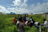 Polres Merauke mengevakuasi mayat anak perempuan berusia 11 tahun di area semak-semak Gang Israel, Kabupaten Merauke, Papua Selatan, Senin (27/10/2025).   Foto: Dok. Polres Merauke
