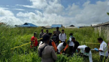 Polres Merauke mengevakuasi mayat anak perempuan berusia 11 tahun di area semak-semak Gang Israel, Kabupaten Merauke, Papua Selatan, Senin (27/10/2025).   Foto: Dok. Polres Merauke